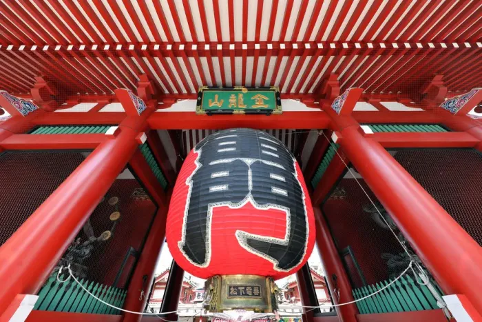  : Kaminarimon, the outer gate of the Senso-Ji Temple in Asakusa and its giant red lantern
