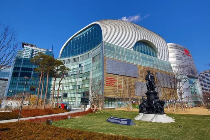  : Lotte World Shopping Mall in Jamsil, Seoul, Korea