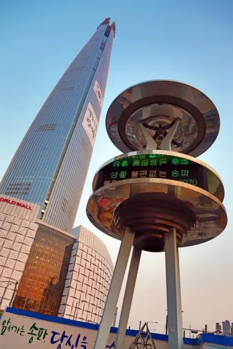  : The Lotte World Tower and the Lotte World Mall in Jamsil in Seoul, Korea