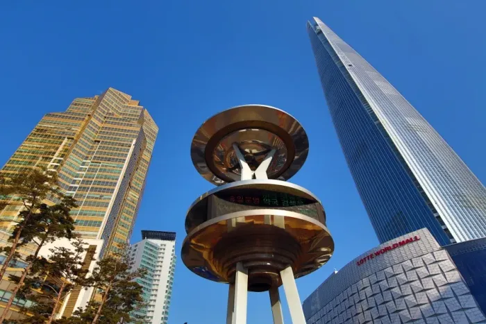  : Lotte World Tower and Mall, Lotte Castle Gold apartments and metal structure