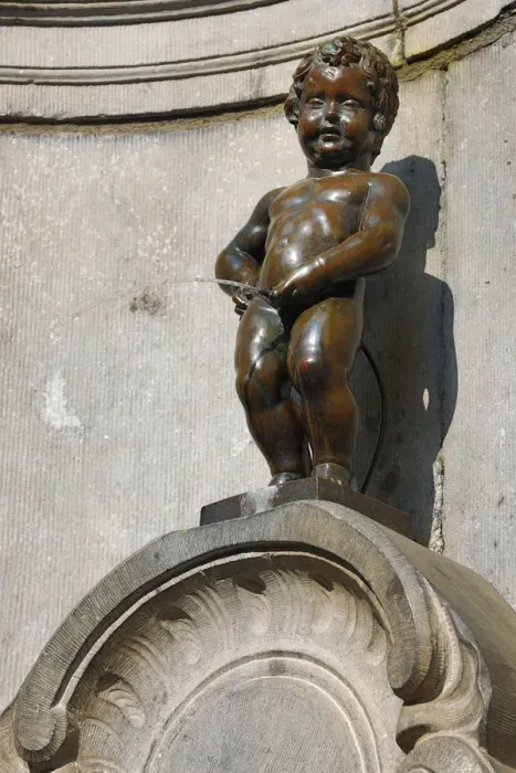  : Manneken Pis, statue of a boy peeing into a fountain, Brussels, Belgium