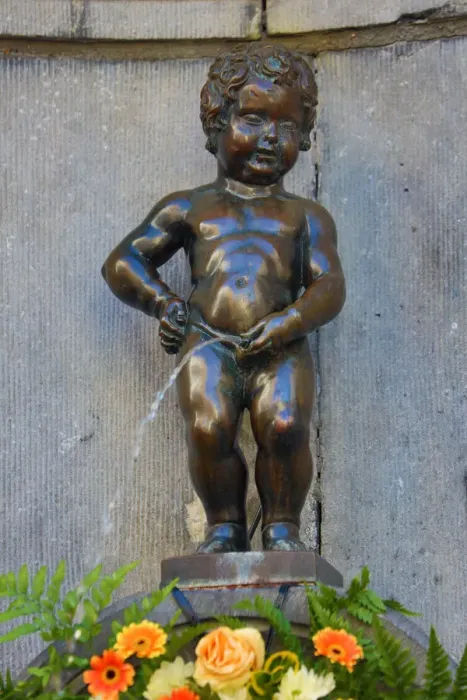  : Manneken Pis, statue of a boy peeing into a fountain, Brussels, Belgium