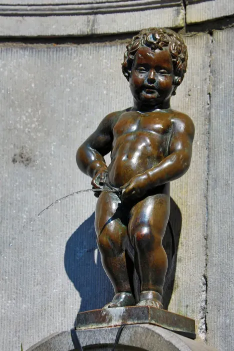  : Manneken Pis, statue of a boy peeing into a fountain, Brussels, Belgium