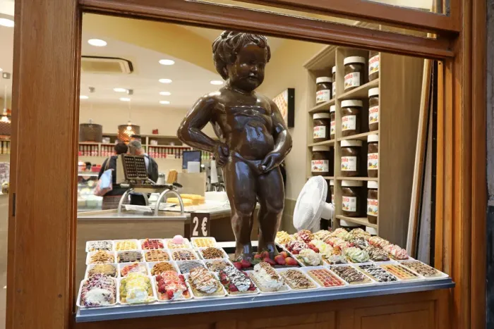 : Model of the Manneken Pis, statue of a boy peeing, in the window of a waffle shop in Brussels : Model of the Manneken Pis, statue of a boy peeing, in the window of a waffle shop in Brussels