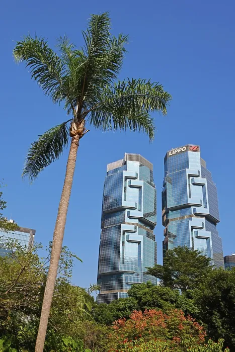  : Modern architecture of the Lippo Centre glass skyscraper and Hong Kong Park in Hong Kong, China