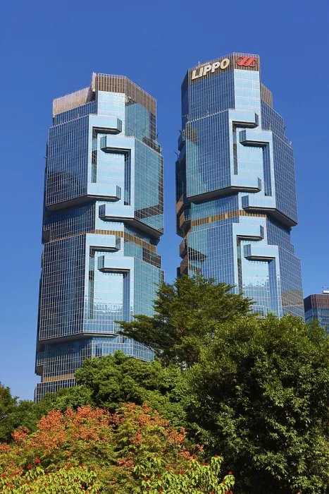 : Modern architecture of the Lippo Centre glass skyscraper and Hong Kong Park in Hong Kong, China