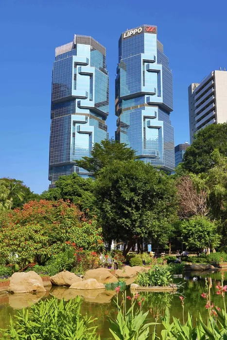  : Modern architecture of the Lippo Centre glass skyscraper and Hong Kong Park in Hong Kong, China