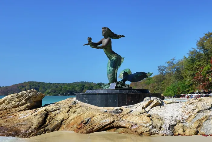  : Mother and child Mermaid statue on Sai Kaew Beach, Phe, Koh Samet, Thailand