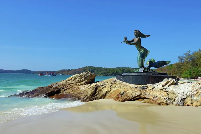  : Mother and child Mermaid statue on Sai Kaew Beach, Phe, Koh Samet, Thailand