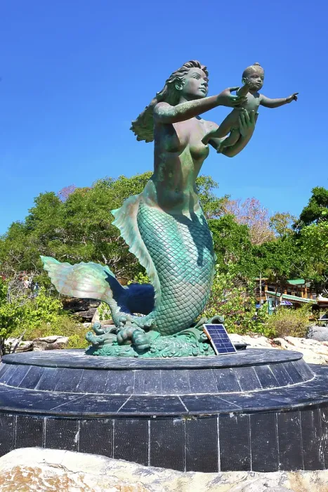 : Mother and child Mermaid statue on Sai Kaew Beach, Phe, Koh Samet, Thailand