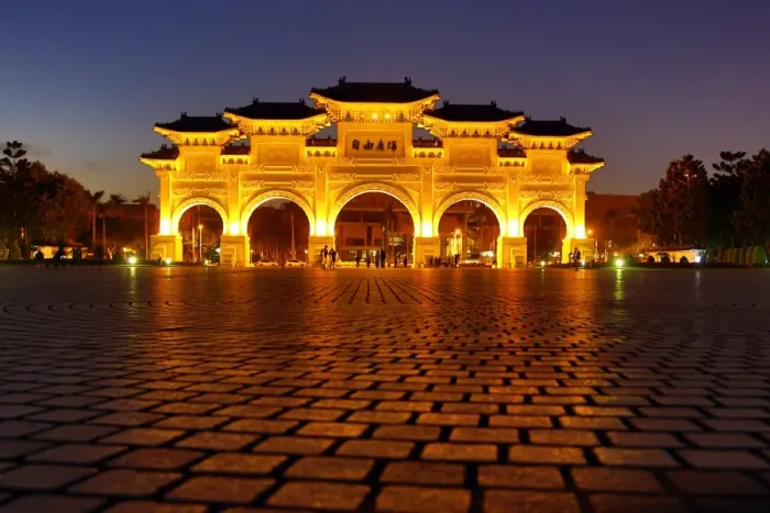  : The National Chiang Kai Shek Memorial Hall Main Gate illuminated at night in Taipei, Taiwan