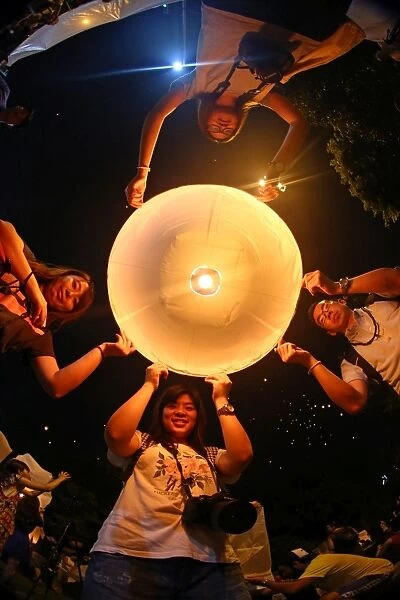 New death penalty threat for Sky Lanterns doesn t deter Loy Krathong celebrations in Chiang Mai, Thailand