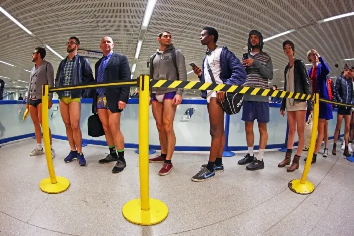  : No Pants Subway Ride on the London Underground