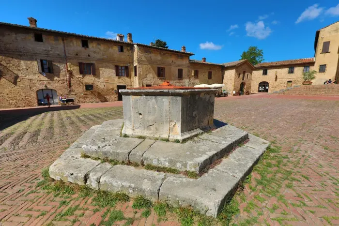  : Well in the Piazza Sant Agostino in San Gimignano, Tuscany, Italy