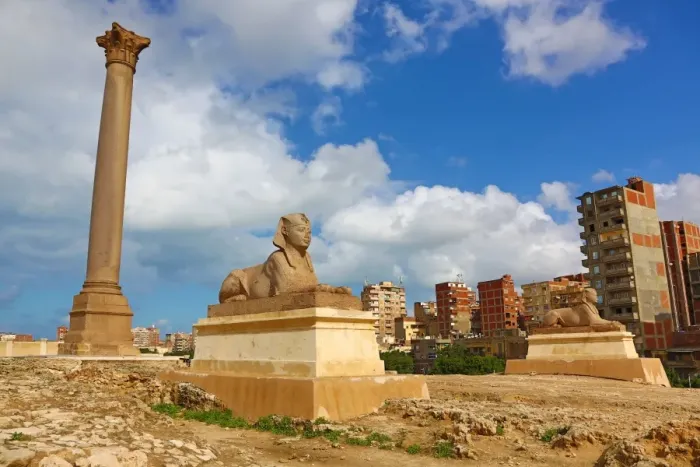  : Pompeys Pillar, a triumphal memorial column, Alexandria, Egypt
