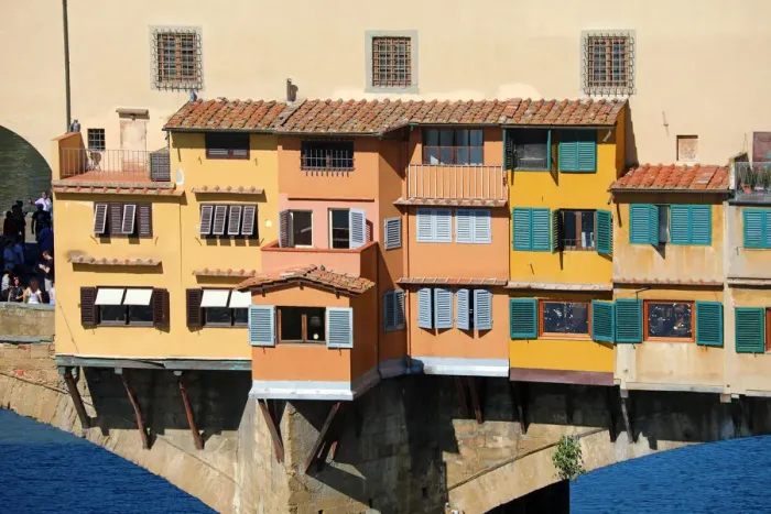  : The Ponte Vecchio bridge over the River Arno, Florence, Italy