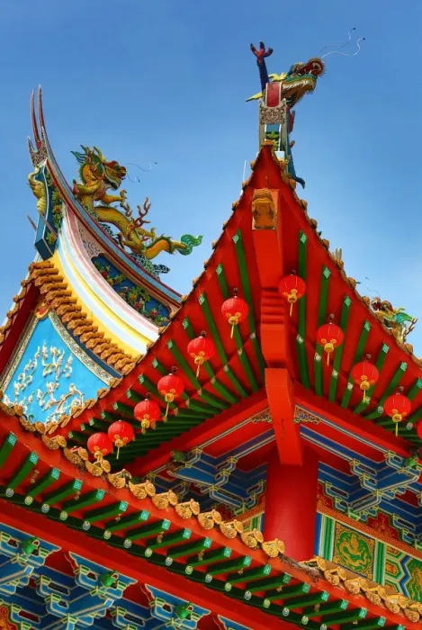  : Red lanterns and dragon roof decorations on the Thean Hou Chinese Temple, Kuala Lumpur, Malaysia
