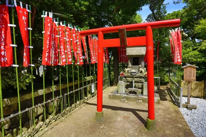  : Red Torii Gate at Hase-dera Buddhist Temple in Kamakura near Tokyo, Japan