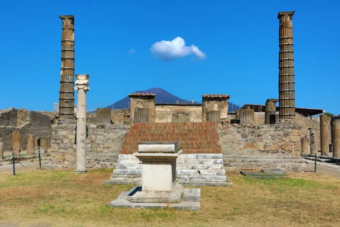  : Ruined pillar in the ancient Roman city of Pompeii, Italy
