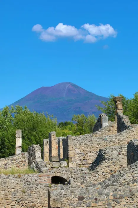  : Ruined pillar in the ancient Roman city of Pompeii, Italy