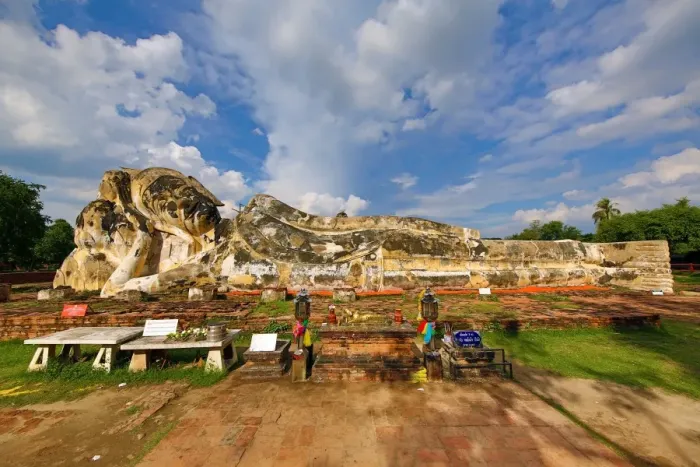  : Ruins of the temple of the reclining Buddha, Wat Lokaya Suttha, Ayutthaya, Thailand