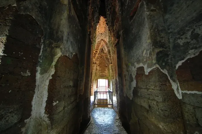  : Ruins of Wat Ratchaburana Temple, Ayutthaya, Thailand