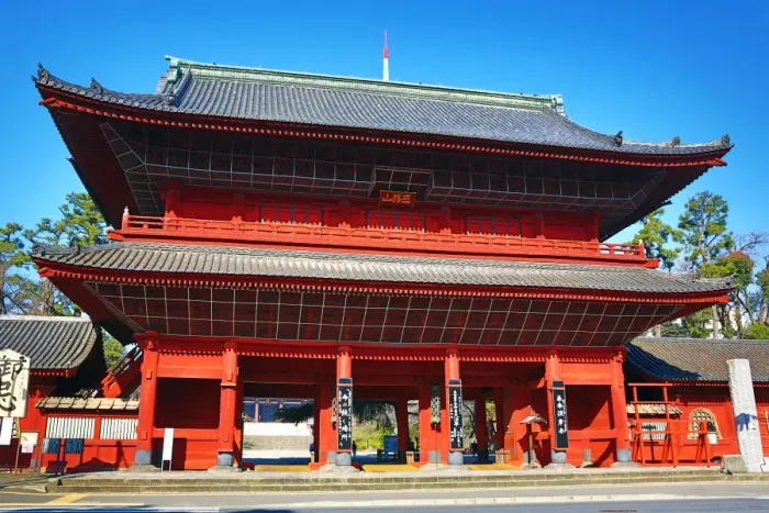  : Sangedatsumon wooden gate from the Edo period to Zojoji Temple in Tokyo, Japan