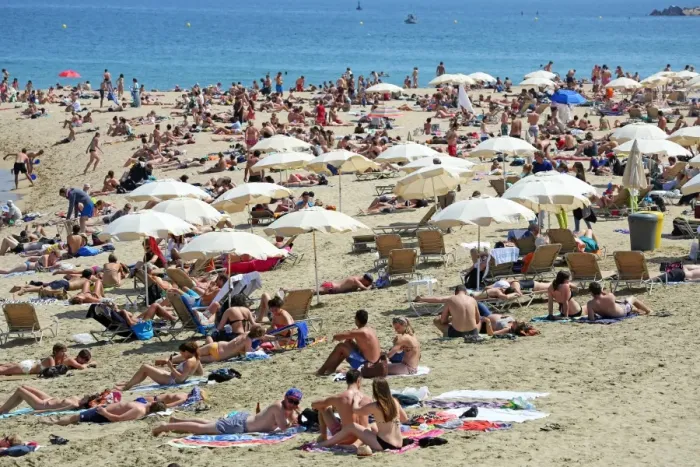  : Scene of holiday crowds on the crowded beach, Barcelona, Spain