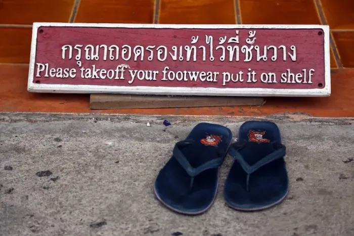 : Take of your shoes sign at Wat Chedi Luang temple in Chiang Mai, Thailand