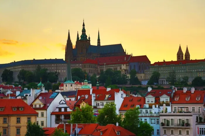  : Silhouette of Prague Castle and St Vitus Cathedral at sunset in Prague, Czech Republic