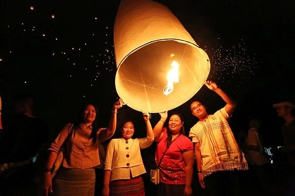 Sky Lanterns at the Yee Peng Sansai, Loy Krathong, Floating Lantern Ceremony, Mae Jo, Chiang Mai, Thailandl