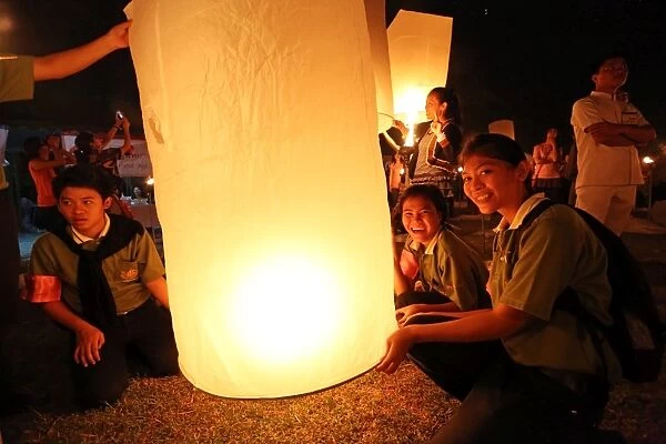 Sky Lanterns at the Yee Peng Sansai, Loy Krathong, Floating Lantern Ceremony, Mae Jo, Chiang Mai, Thailandl