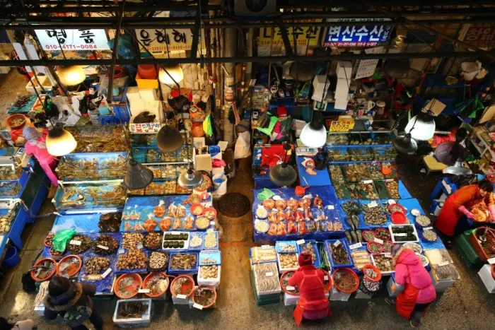  : Stalls at Noryangjin Fish and Seafood Market in Seoul, Korea