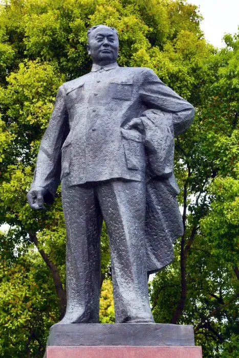  : Statue of Chairman Mao on the Bund, Shanghai, China