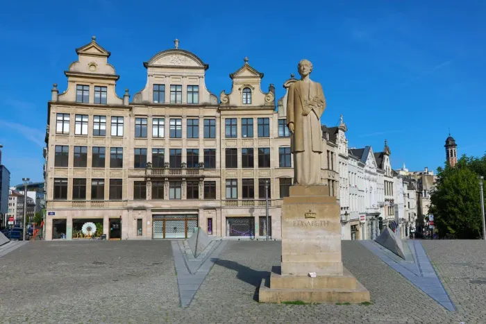 : Statue of Elisabeth of Bavaria, Queen of Belgium, in the Place de L Albertine, Brussels