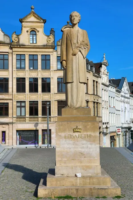  : Statue of Elisabeth of Bavaria, Queen of Belgium, in the Place de L Albertine, Brussels