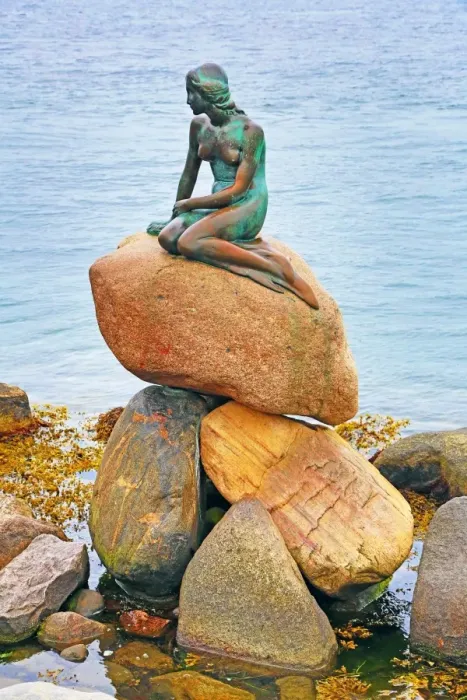  : Statue of the Little Mermaid in Copenhagen, Denmark