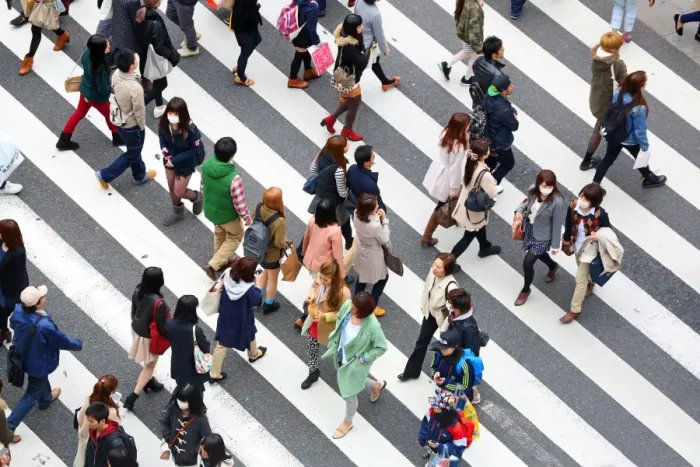  : Street scene of people on a zebra crossing in Harajuku, Tokyo, Japan