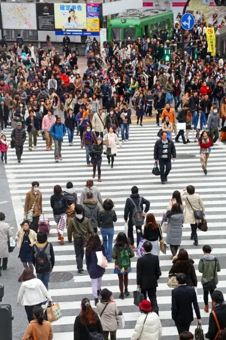 : Street scene of people on a zebra crossing in Shibuya, Tokyo, Japan