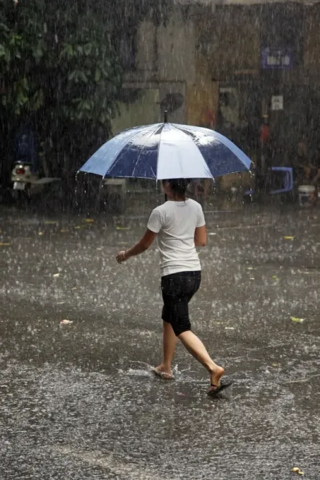  : Street scenes in the rainy season in Hanoi, Vietnam