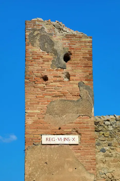 : Street sign Rex VI ins X in the ancient Roman city of Pompeii, Italy : Street sign Rex VI ins X in the ancient Roman city of Pompeii, Italy