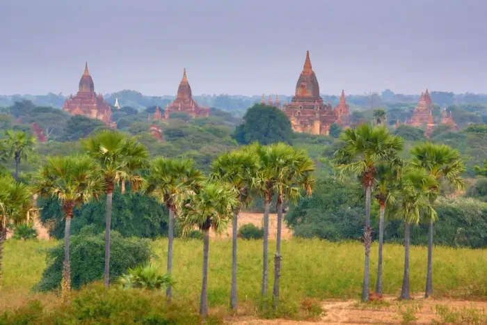  : Temples and pagodas on the Central Plain of Bagan, Myanmar (Burma)