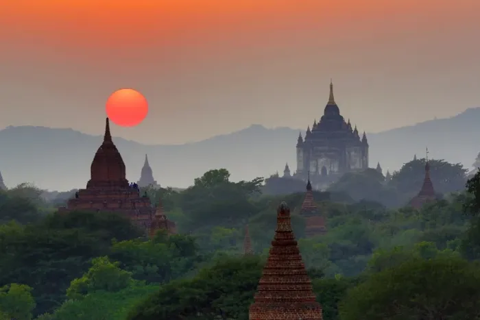  : Thatbyinnyu Pagoda and the Temples and pagodas at sunset on the Central Plain of Bagan