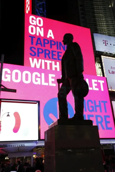  : Times Square at night in New York