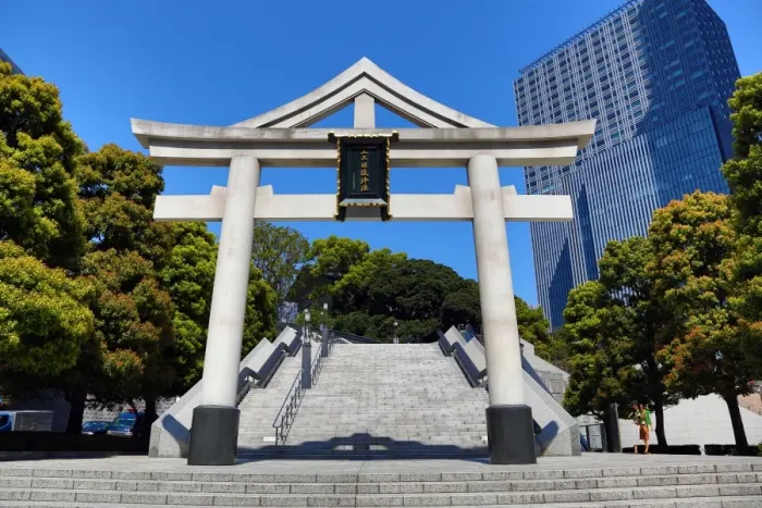  : Torii gate entrance in Akasaka to the Hie-Jinja Shinto Shrine, Tokyo, Japan