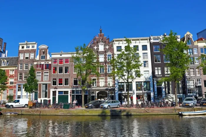  : Traditional Dutch houses on the Singel Canal in Amsterdam, Holland
