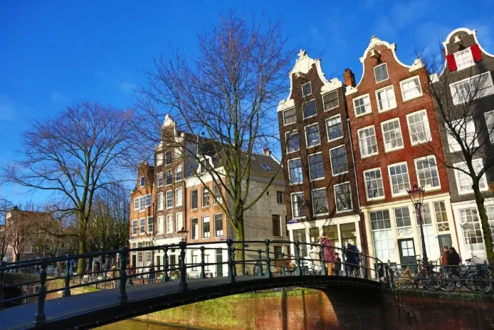  : Traditional houses and a bridge over a canal on Brouwersgracht in Amsterdam, Holland