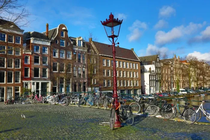  : Traditional houses and a bridge over a canal on Herengracht in Amsterdam, Holland