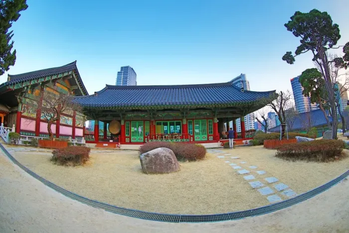  : Traditonal Korean building at Bongeunsa Temple at sunset in Seoul, Korea