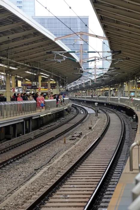  : Train tracks in Tokyo Railway Station, Tokyo, Japan